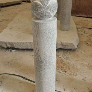 克拉玛依 芝麻白花岗岩石材挡车石柱、停车柱、圆柱挡车柱、方柱挡车柱等