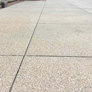 克拉玛依 黄金麻花岗岩石板材荔枝面地面铺装效果