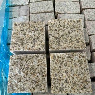 克拉玛依 黄金麻花岗岩自然面小方块，弹石，马蹄石等