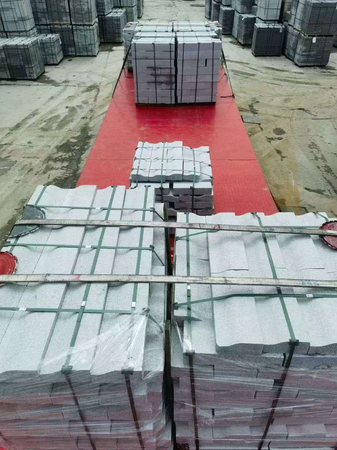 克拉玛依 芝麻白仿形加直形路沿石出货日常