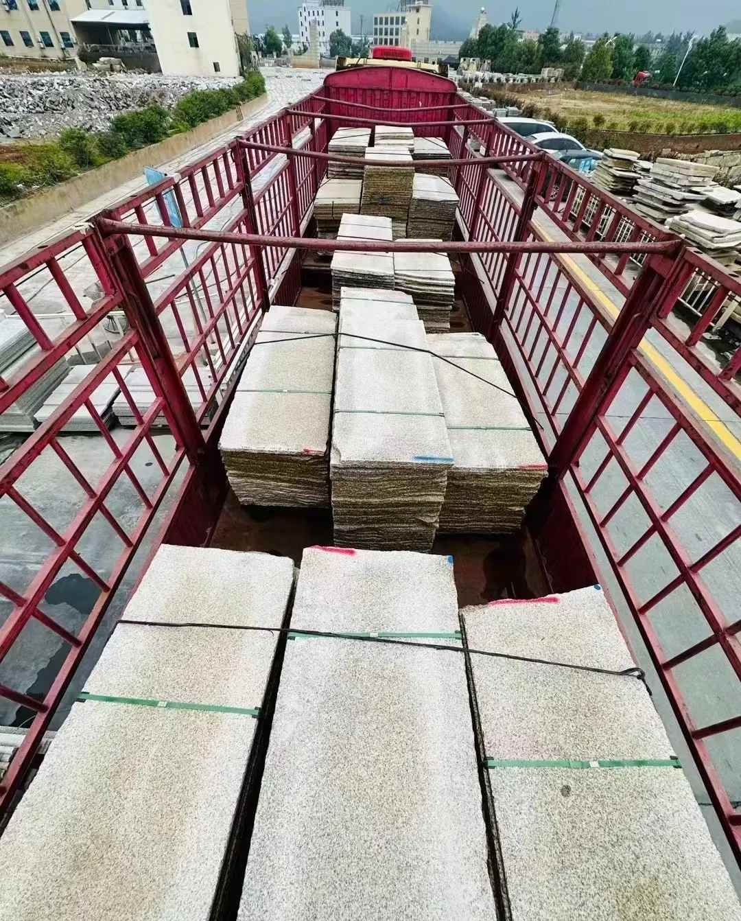 克拉玛依 黄金麻花岗岩荔枝面，光面毛板装车完成