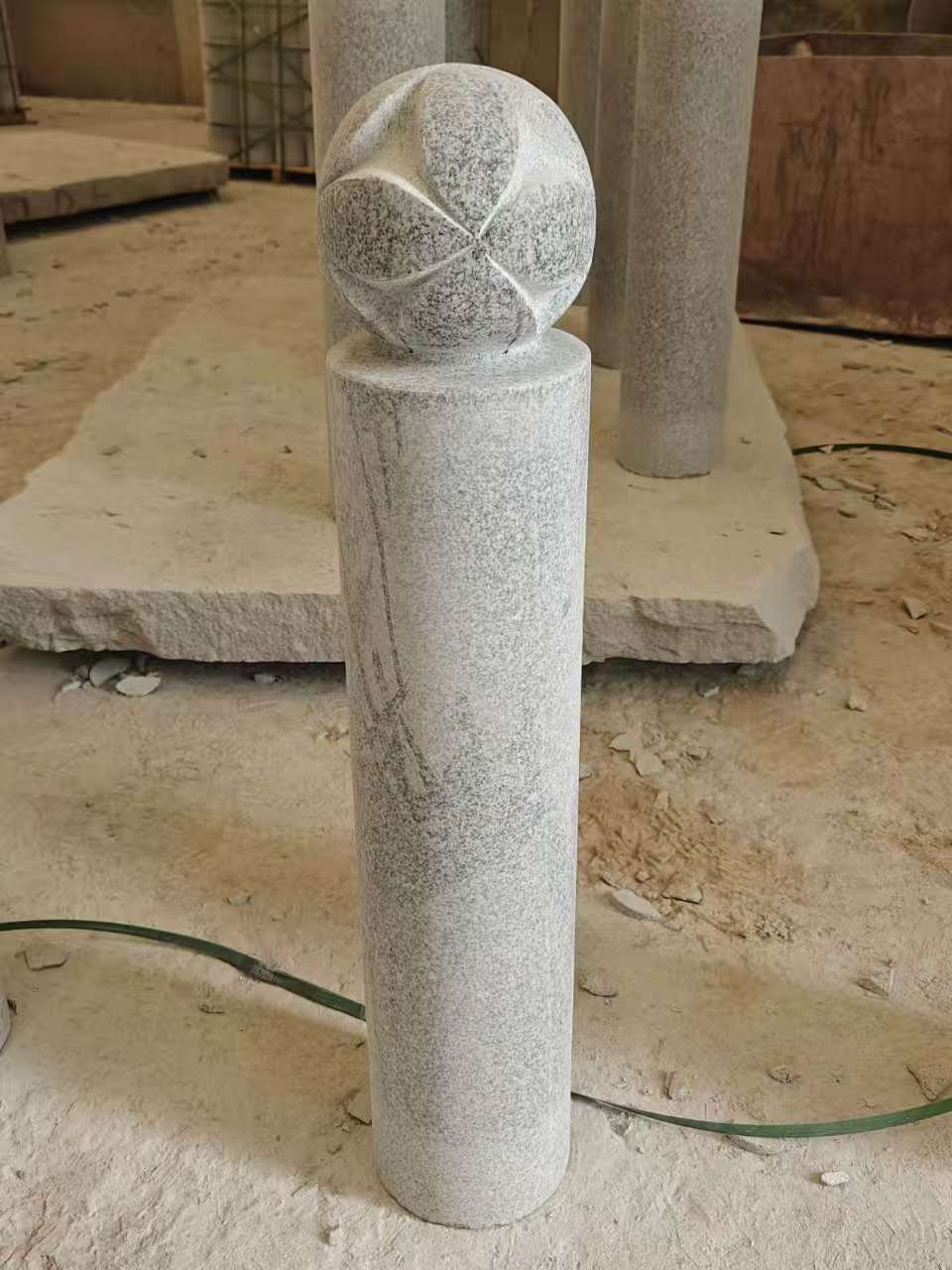 克拉玛依 芝麻白花岗岩石材挡车石柱、停车柱、圆柱挡车柱、方柱挡车柱等