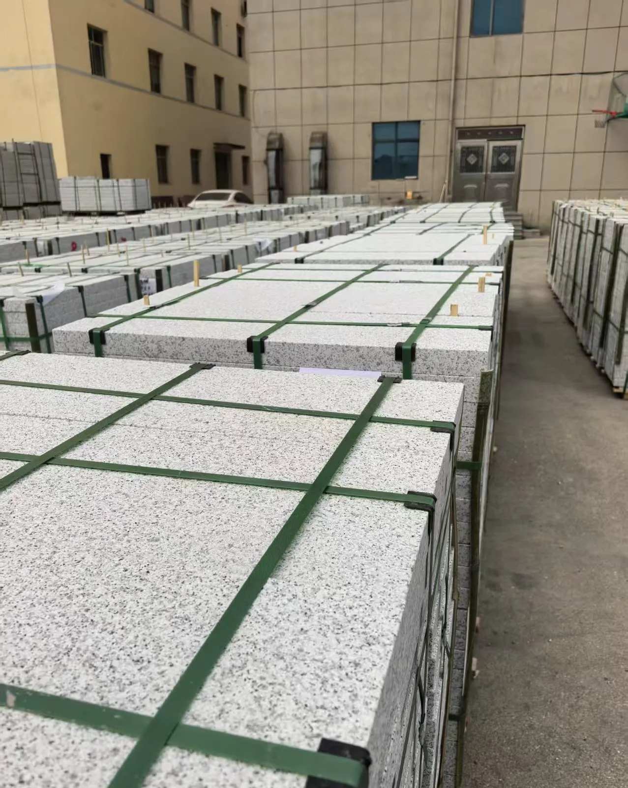 克拉玛依 白麻花岗岩5.0公分荔枝面地铺石