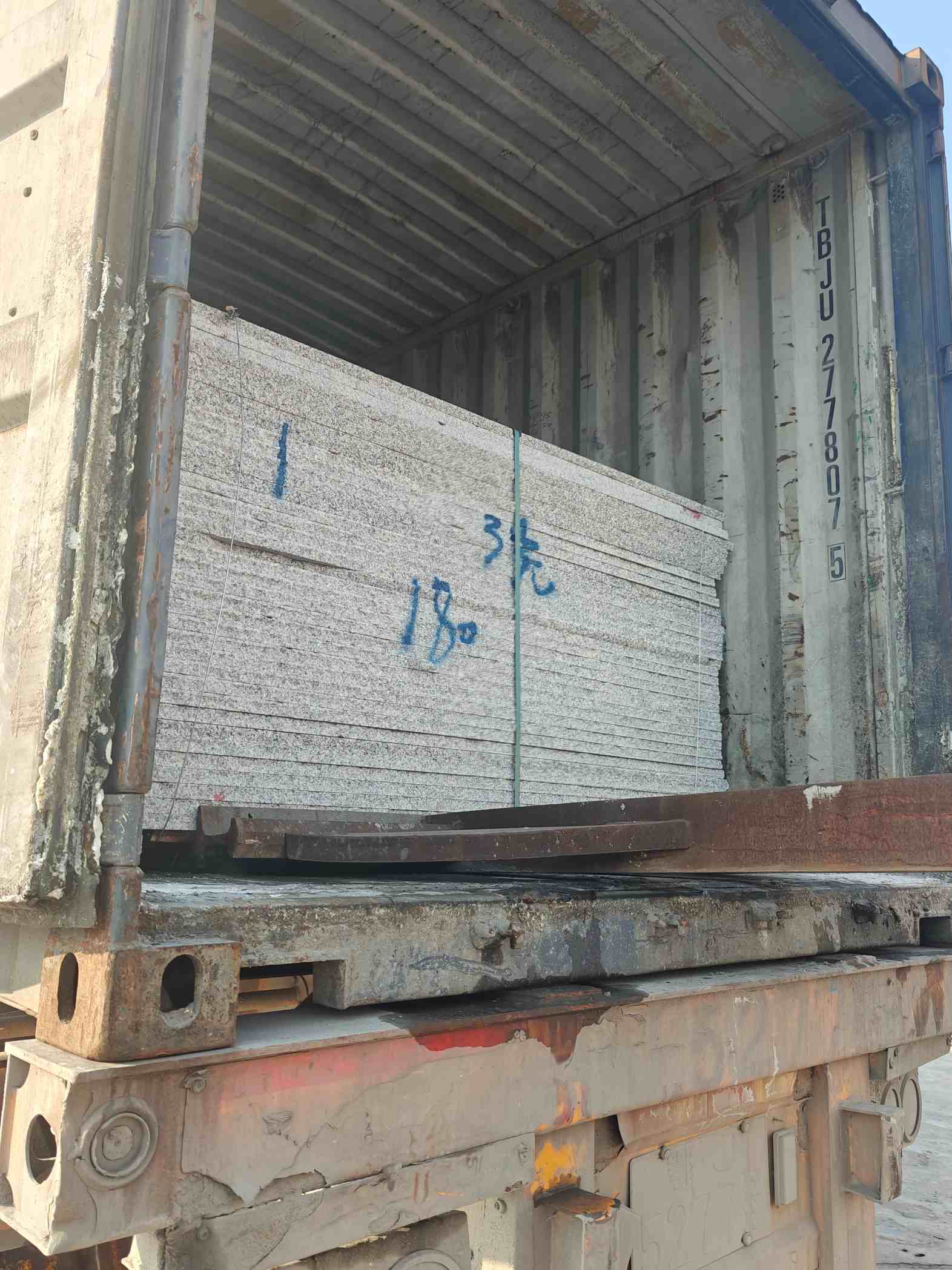 克拉玛依 芝麻白花岗岩石材3.0公分光面毛板装柜出货