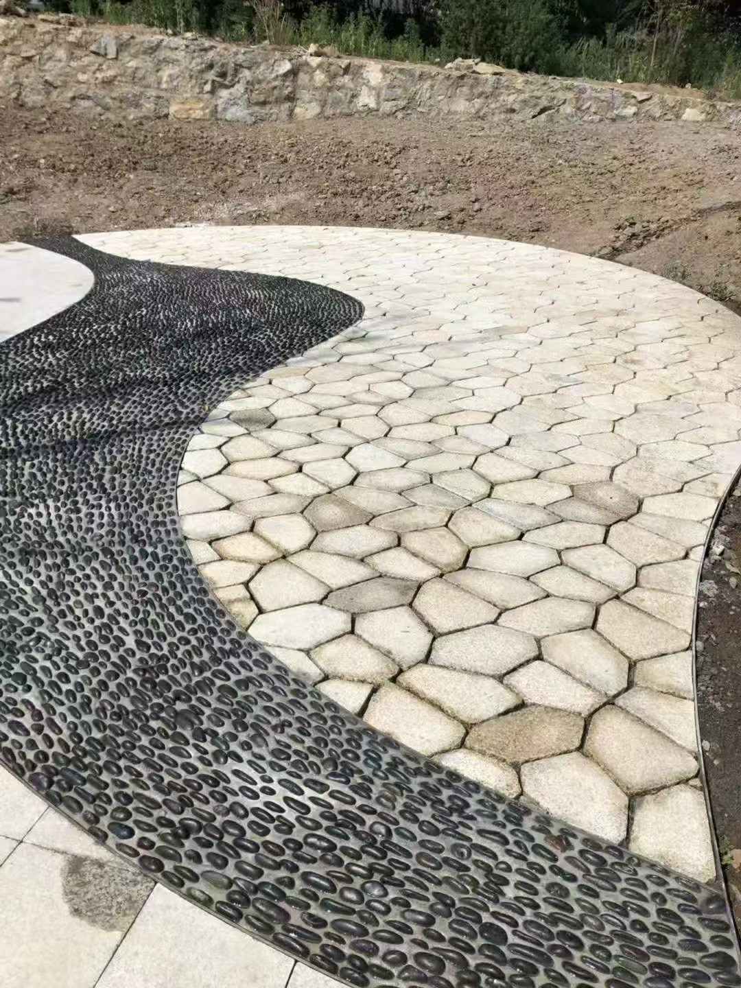 克拉玛依 黄金麻冰裂纹地铺石工地铺装案例