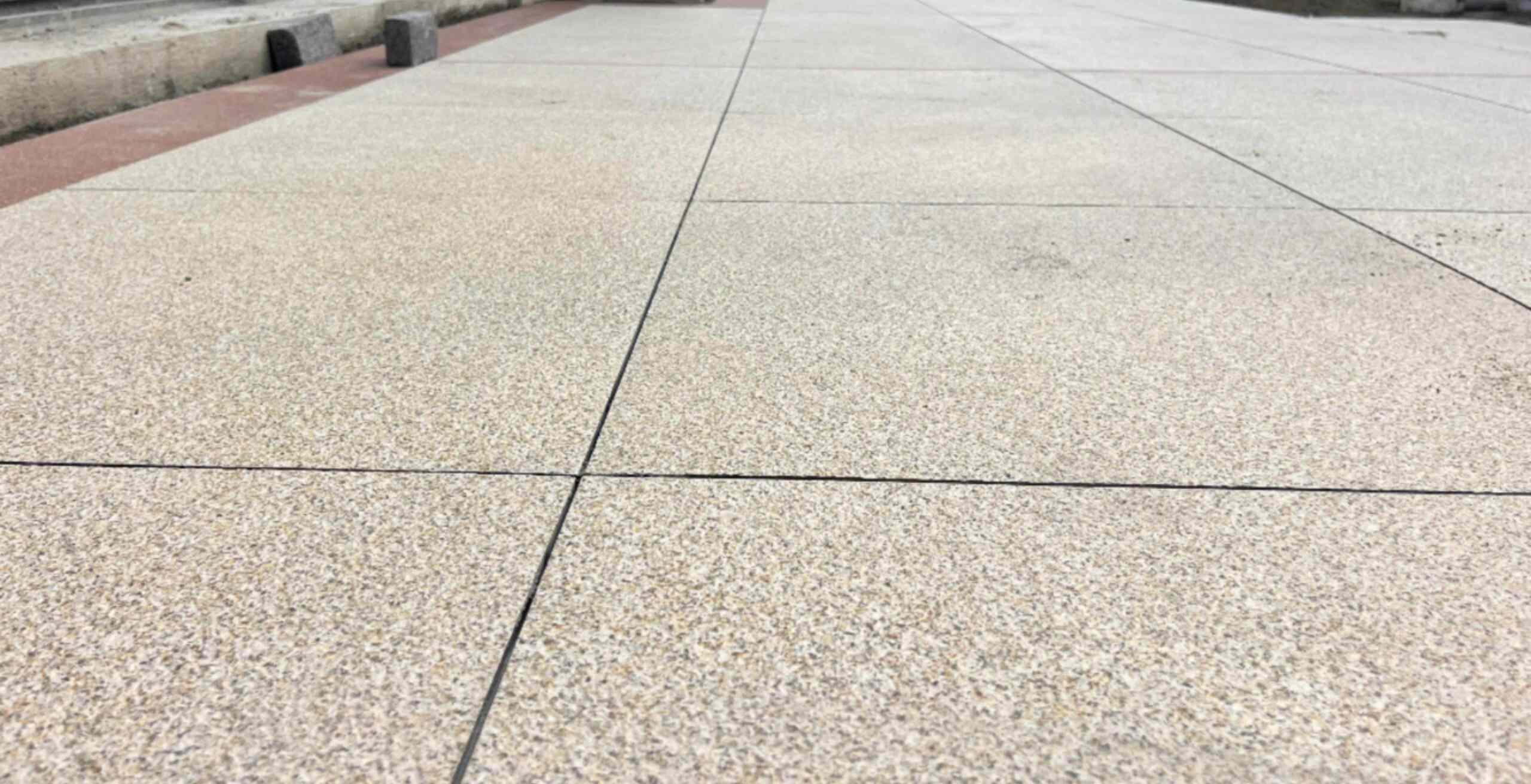 克拉玛依 黄金麻花岗岩石板材荔枝面地面铺装效果