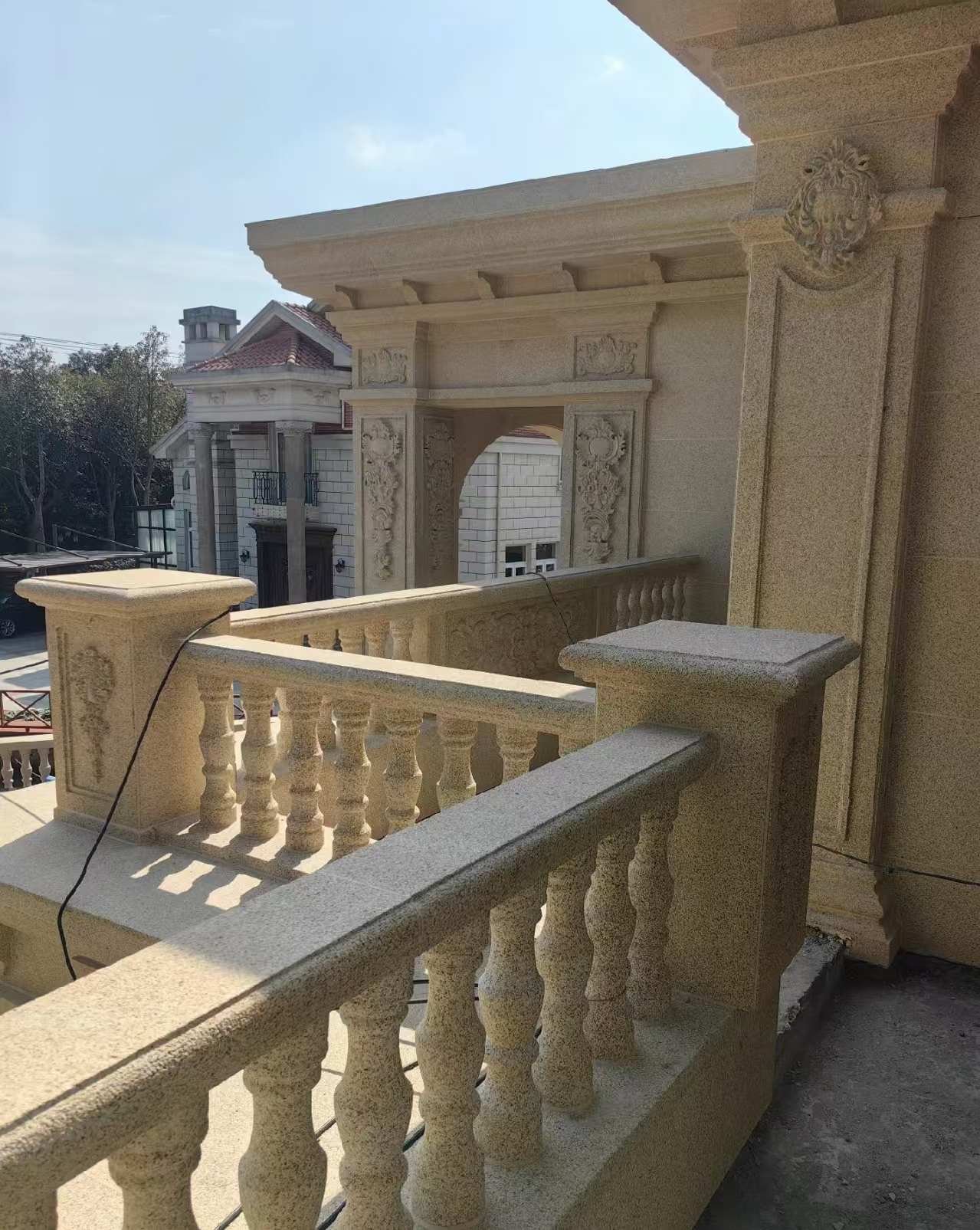 克拉玛依 黄金麻别墅外墙干挂雕花配合阳台栏杆花瓶柱