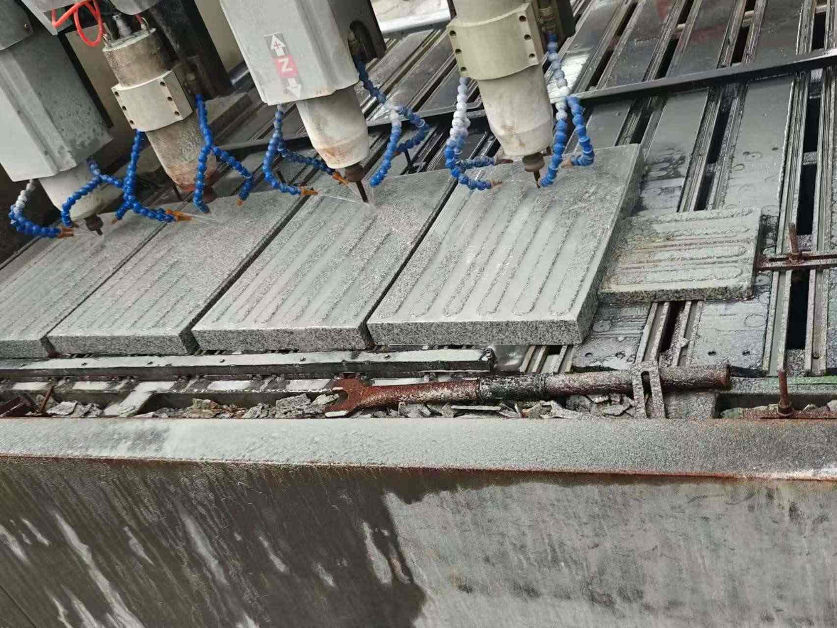 克拉玛依 芝麻白花岗岩荔枝面盲道雕刻