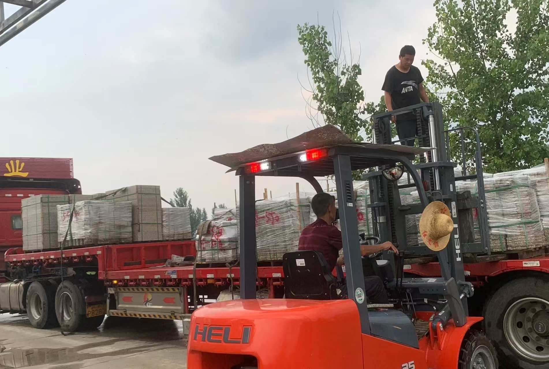 克拉玛依 黄金麻冰裂纹，地铺石装车