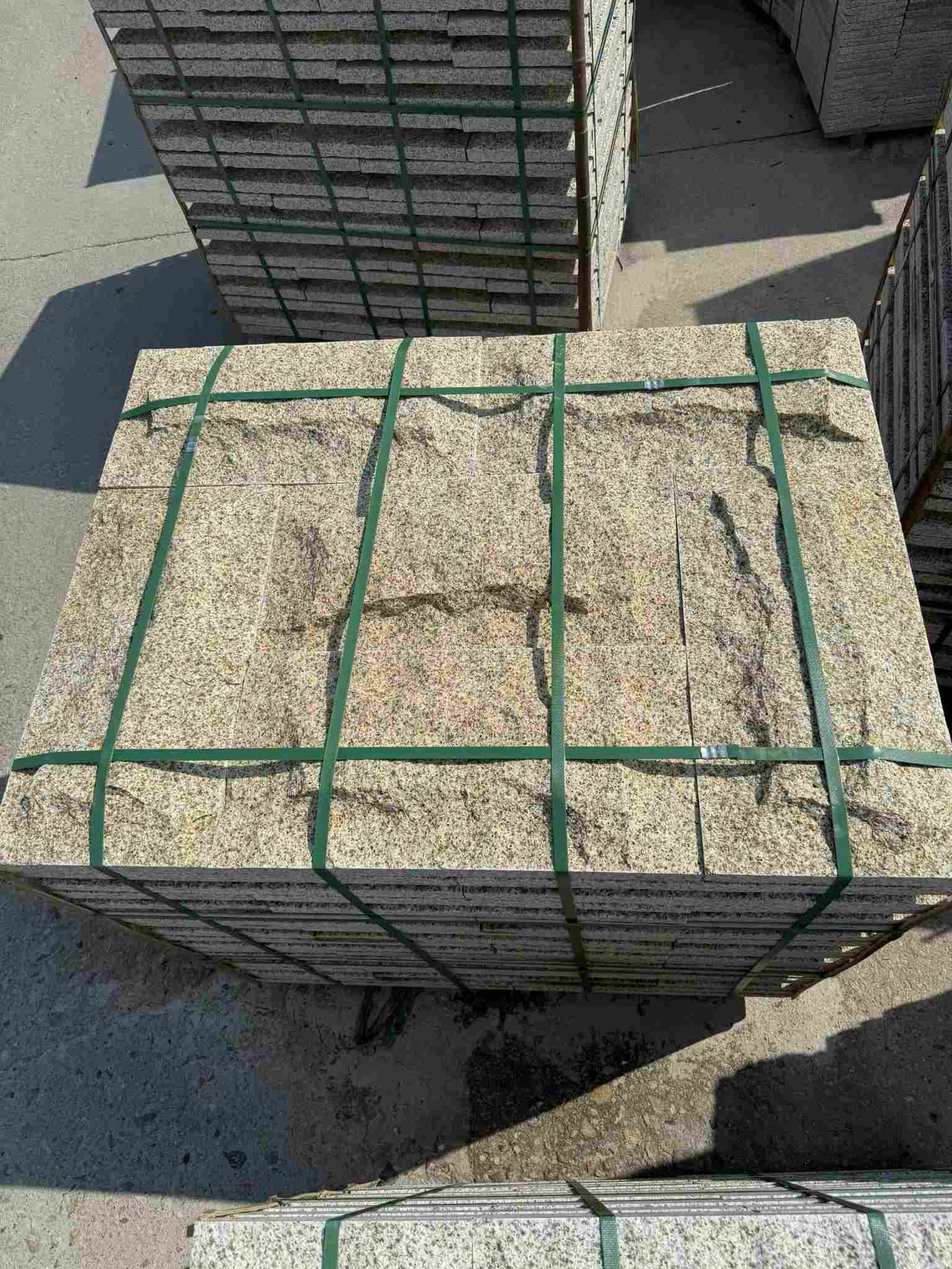 克拉玛依 黄金麻花岗岩石材自然面蘑菇石成品