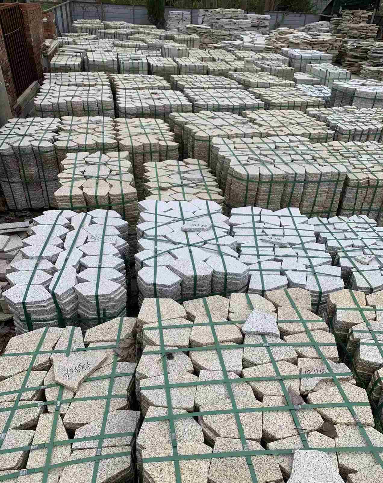 克拉玛依 黄金麻白麻花岗岩荔枝面地铺石(冰裂纹)