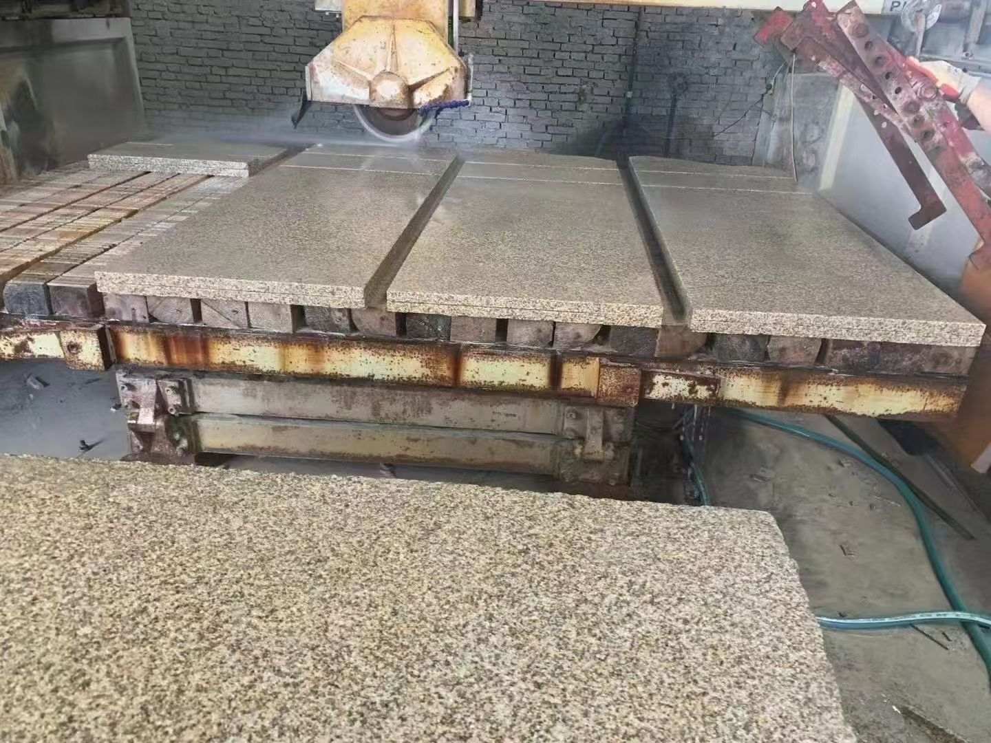 克拉玛依 黄金麻荔枝面成品板加工