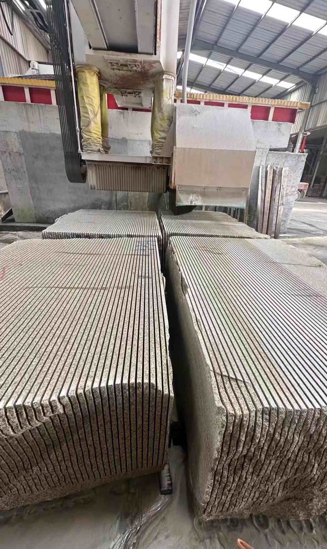 克拉玛依 车间生产日常，黄金麻白麻花岗岩