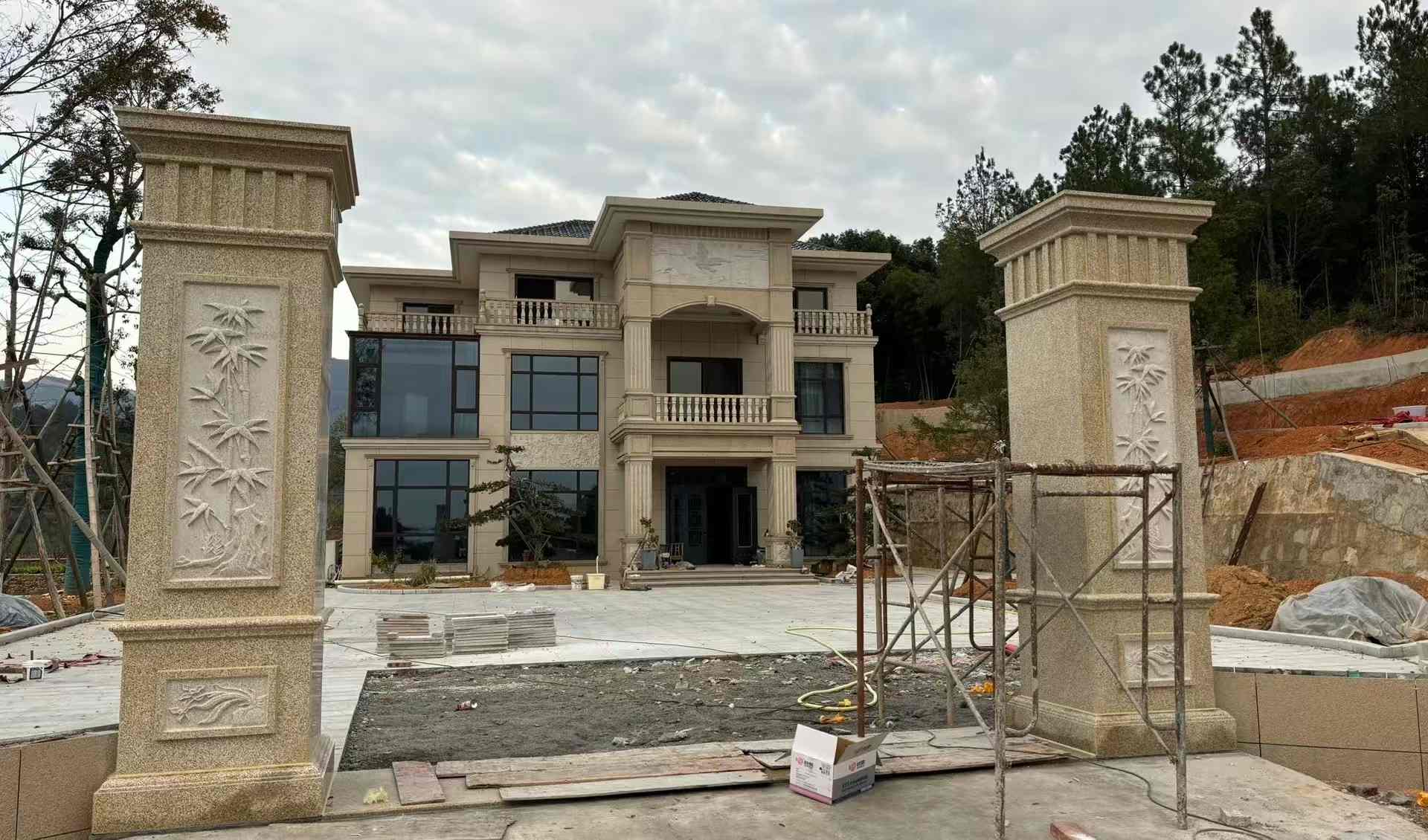 克拉玛依 黄金麻花岗岩别墅雕花外墙干挂配上门口雕花罗马柱