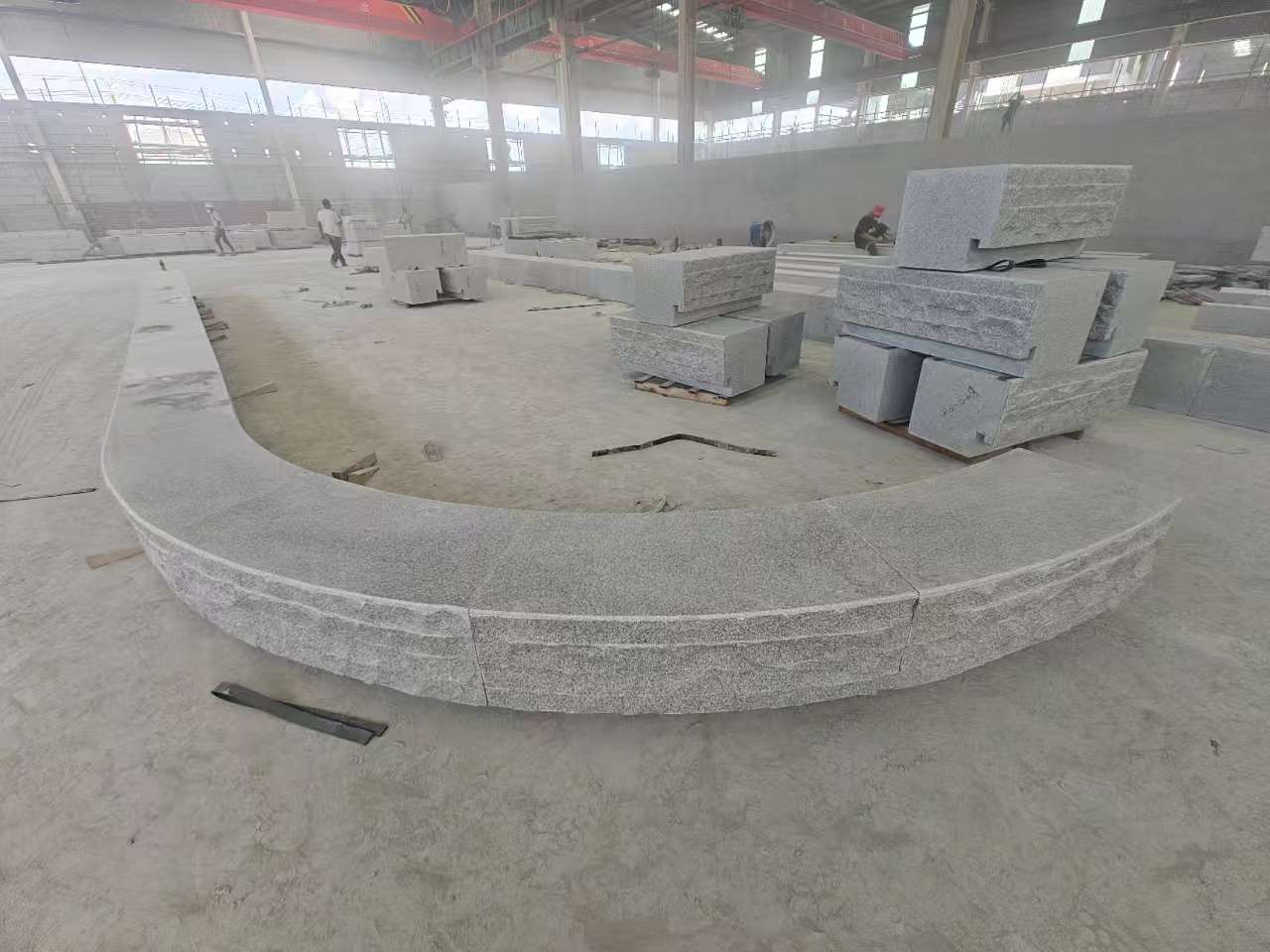 克拉玛依 芝麻白异形坐凳，自然面光面弧形加工