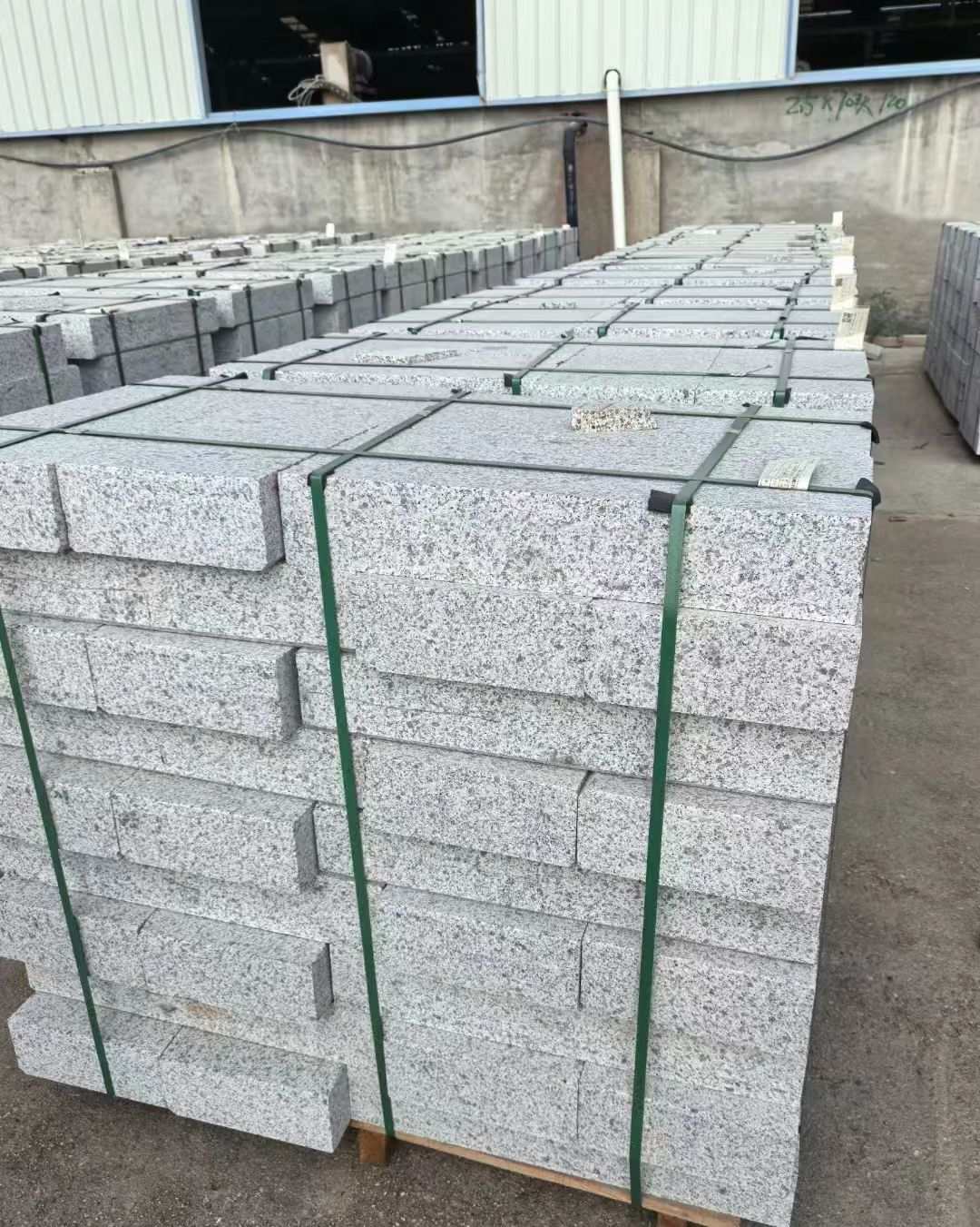 克拉玛依 白麻花岗岩路沿石，弧形路沿石，道牙石，马路牙子，界石，路缘石，平沿石，直岩石，平缘石等