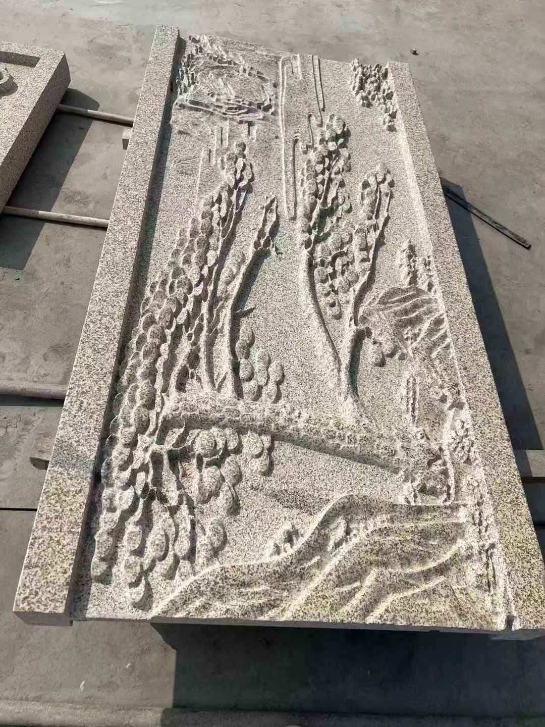 克拉玛依 黄金麻雕刻板浮雕迎客松