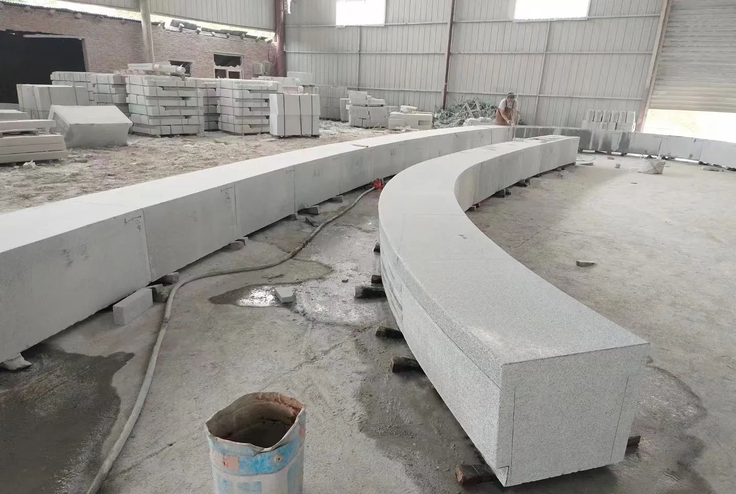 克拉玛依芝麻白花岗岩石板材 园林光面弧形坐凳