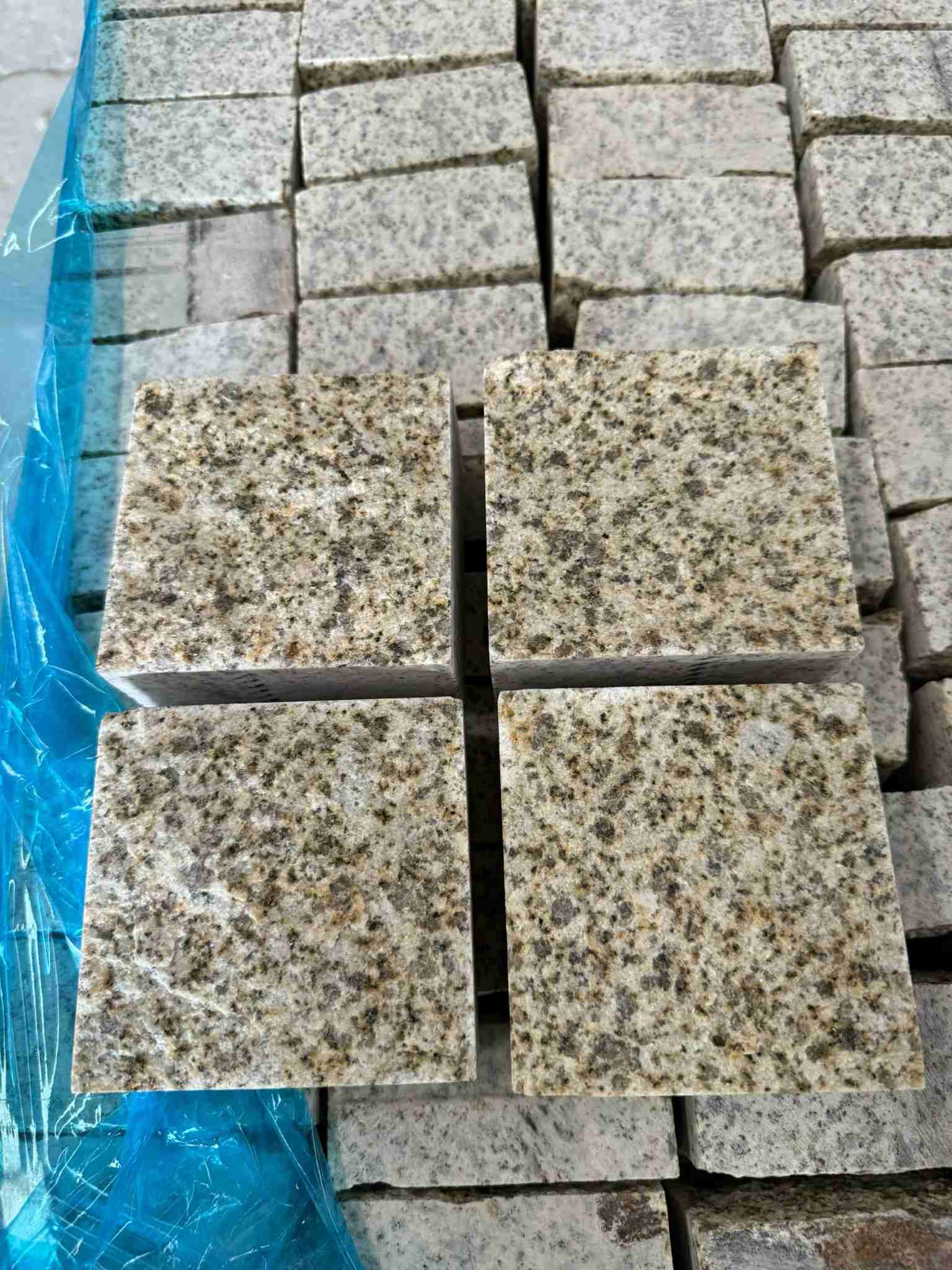 克拉玛依 黄金麻花岗岩自然面小方块，弹石，马蹄石等