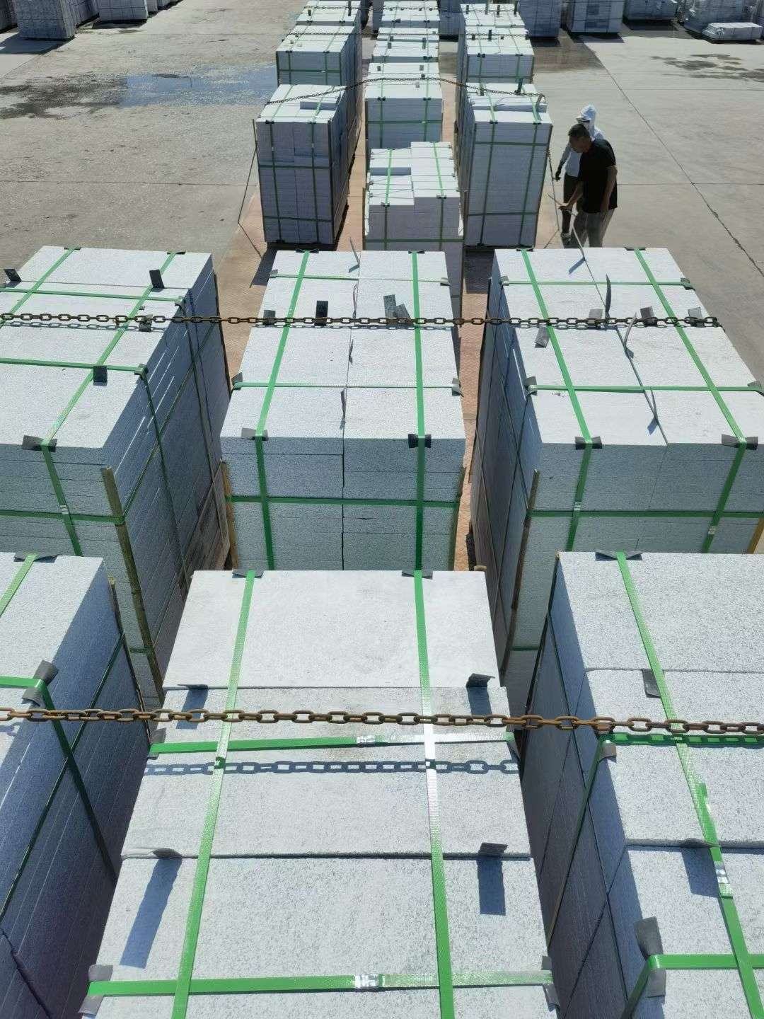 克拉玛依 芝麻白花岗岩5公分地铺石 花岗岩厂家工厂装车日常