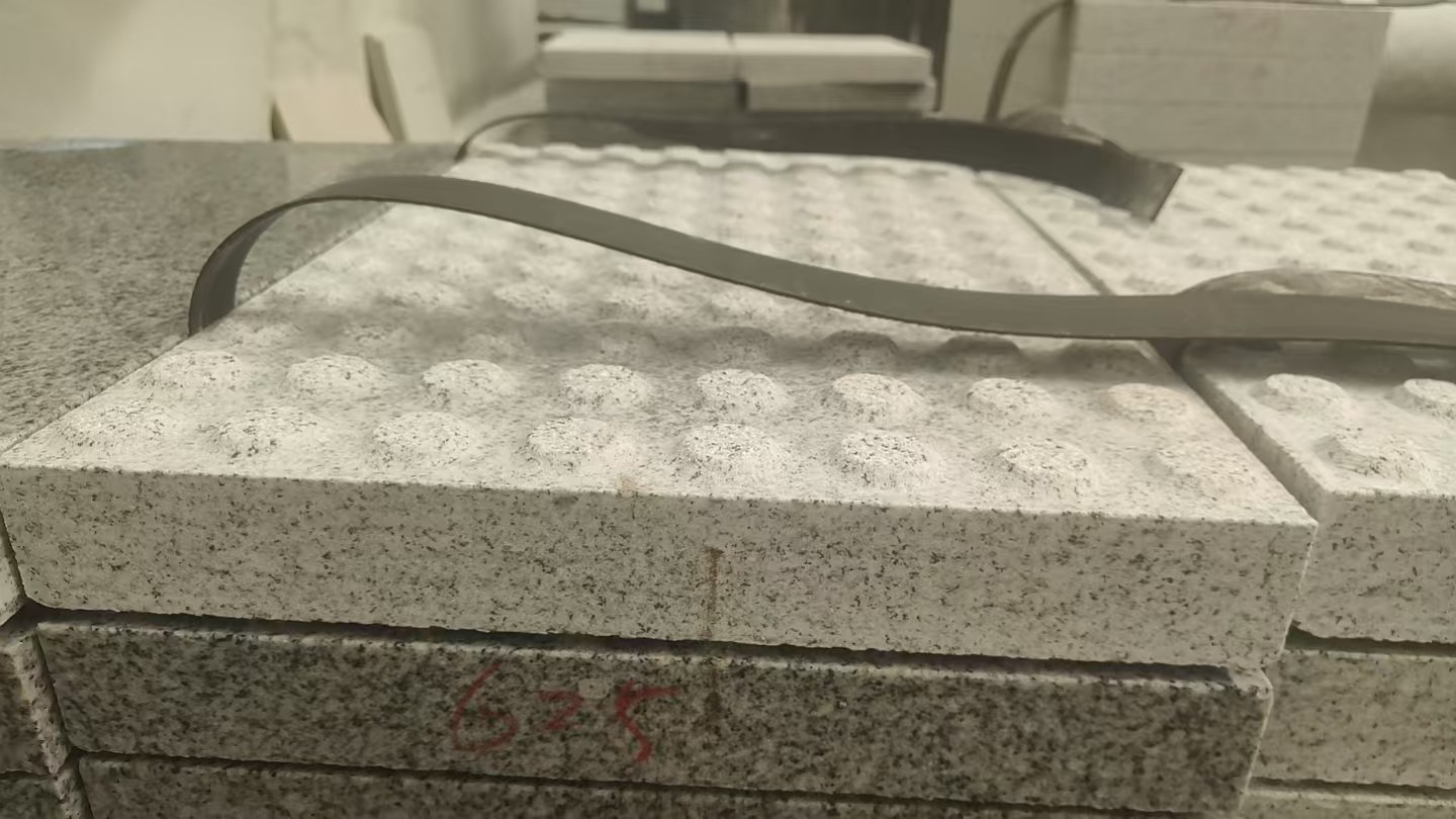 克拉玛依 芝麻白花岗岩6.0公分荔枝面五轴加工雕刻盲点