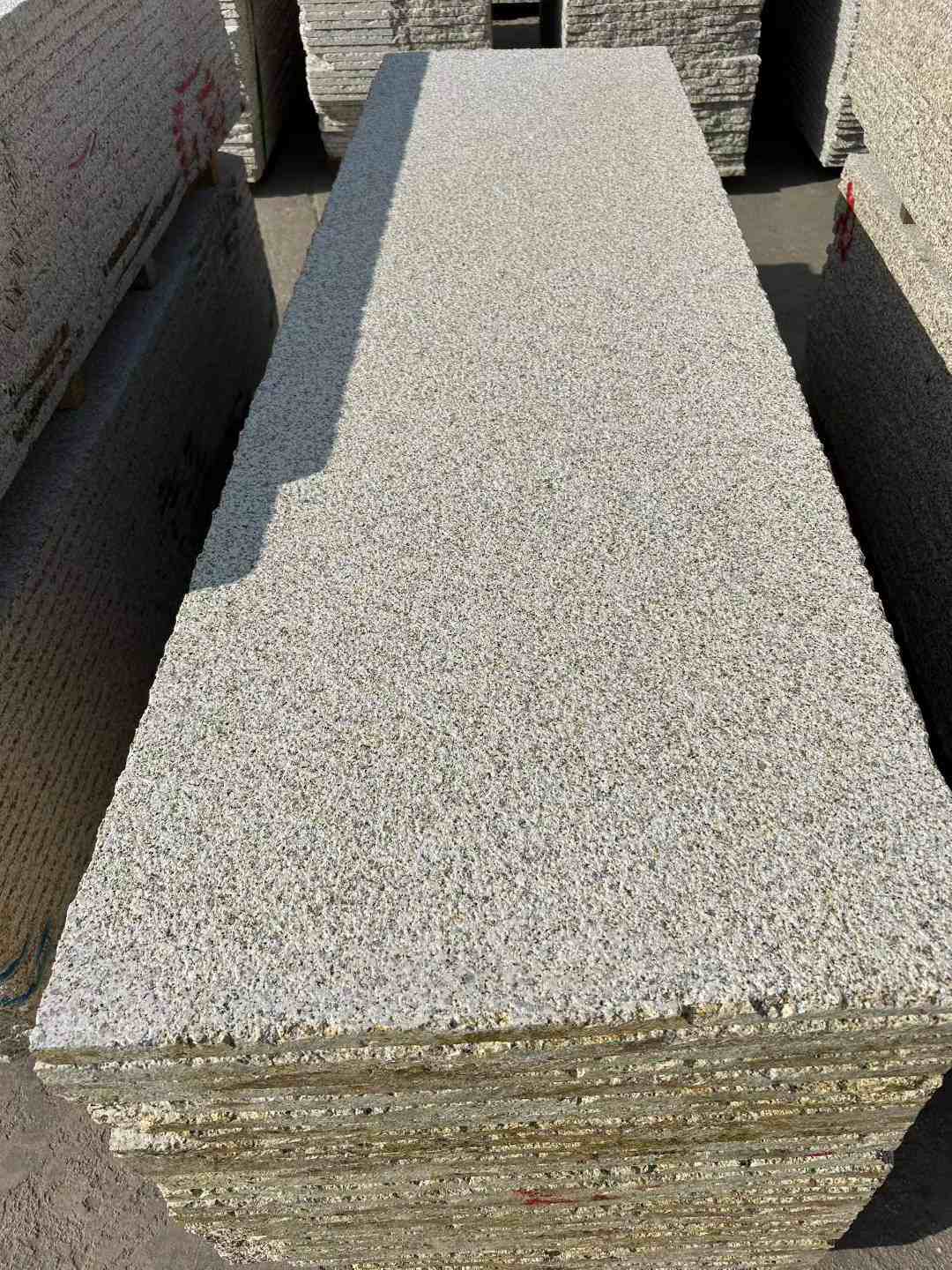 克拉玛依 黄金麻花岗岩荔枝面毛板，半成品