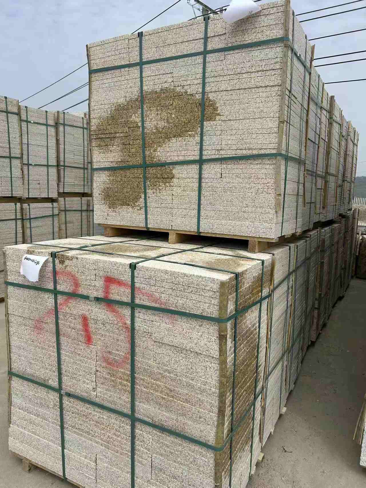 克拉玛依 黄金麻花岗岩石材荔枝面地铺石2.5*300*600