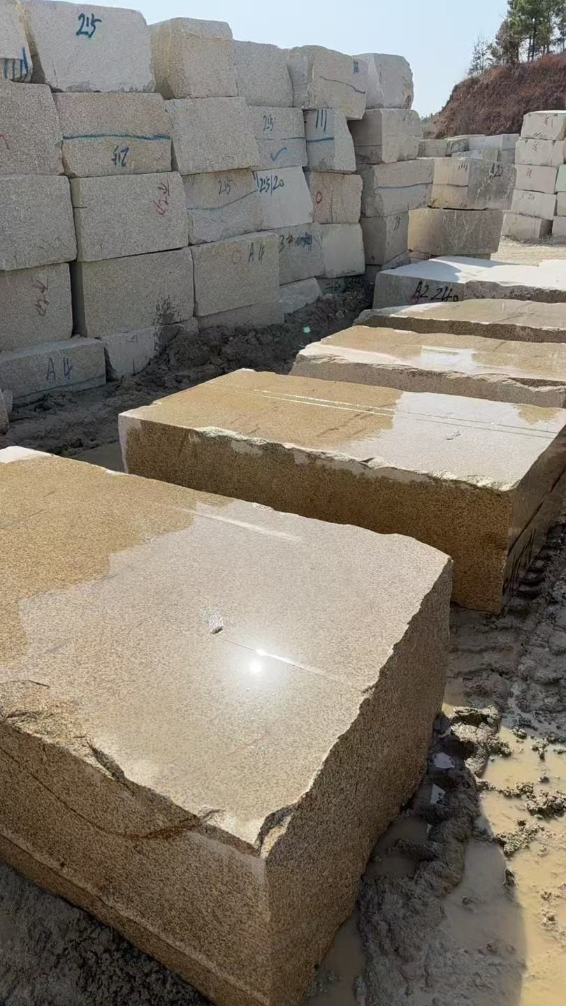 克拉玛依 黄金麻方料堆场洗料分选中，原材料充足