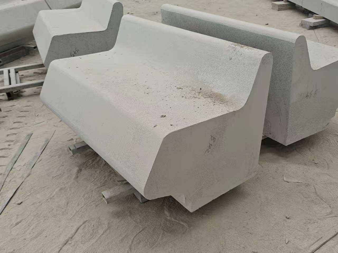 克拉玛依 芝麻白花岗岩异形坐凳，石凳