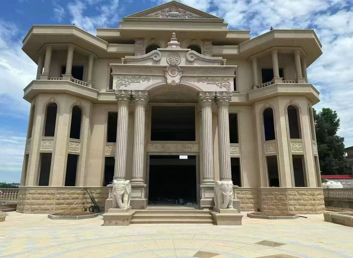 克拉玛依 黄金麻别墅外墙干挂，大柱，大象，蘑菇石，雕花板