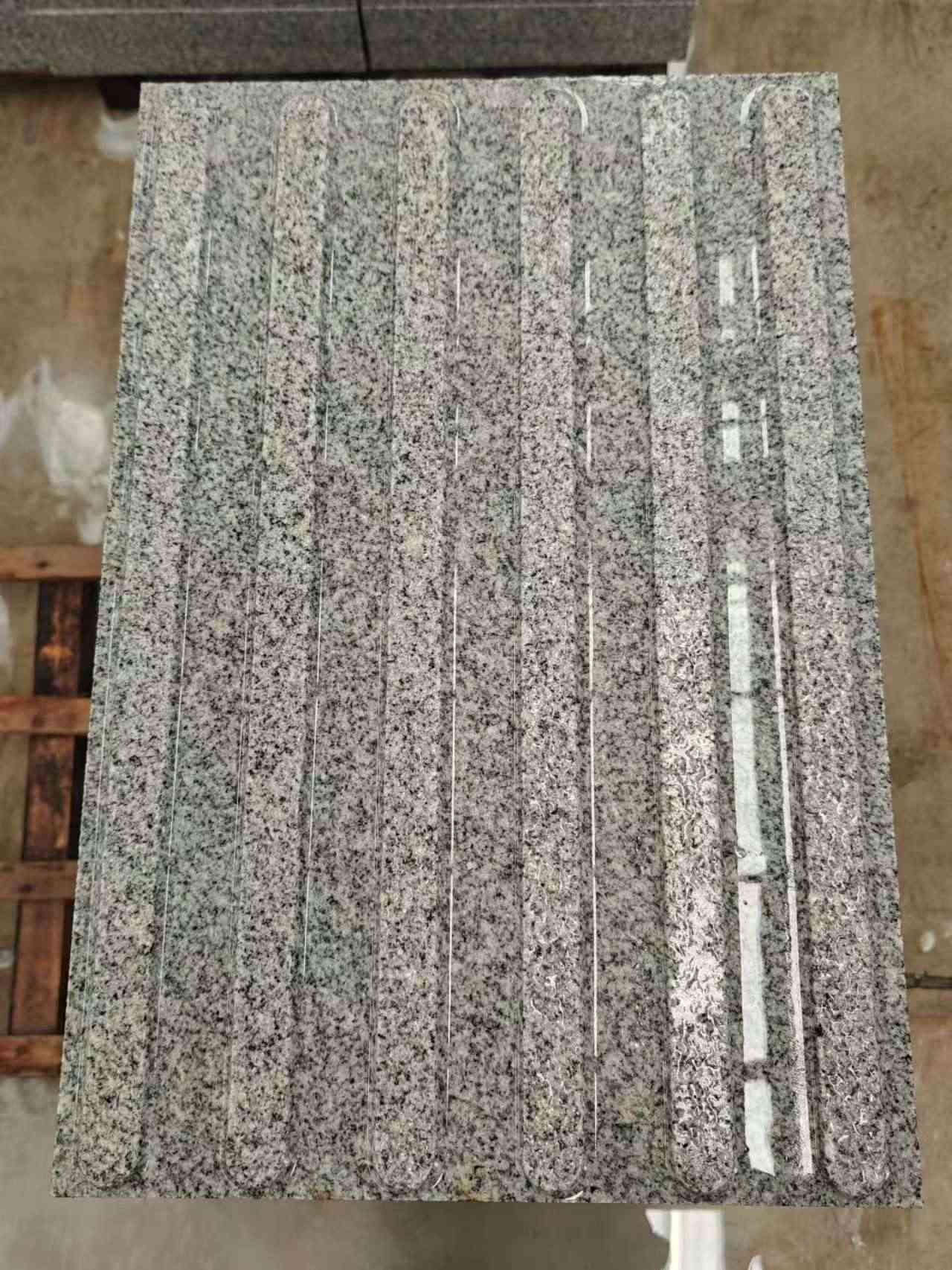 克拉玛依 芝麻白花岗岩荔枝面雕刻盲道，盲条