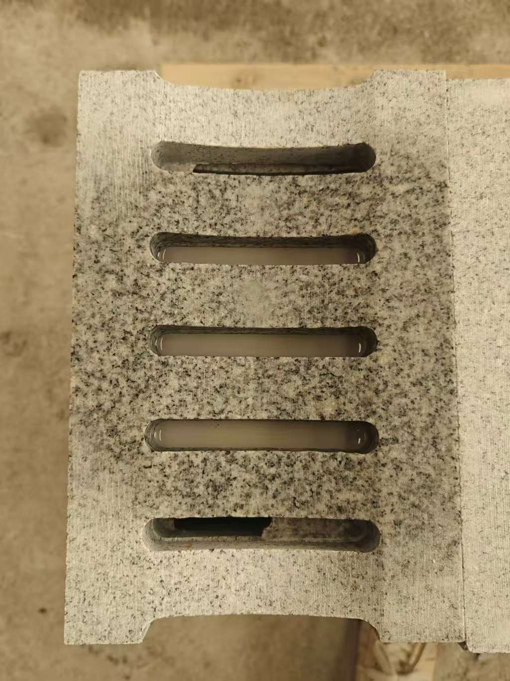 克拉玛依 芝麻白拉丝面花岗岩U型开槽排水槽